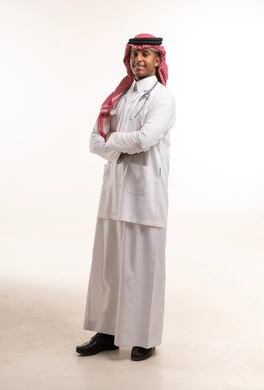 طبيب سعودي بالزي التقليدي ومعطف المختبر الطبي