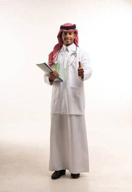 طبيب سعودي بالزي التقليدي والبالطو الطبي