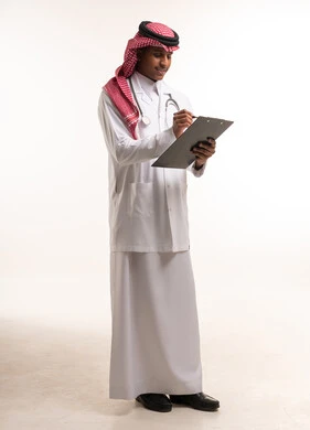 طبيب سعودي يكتب على لوحة ملاحظات في الاستوديو