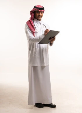 طبيب سعودي بخلفية بيضاء يحمل ملفاً طبياً