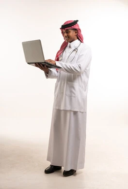 طبيب سعودي يستخدم الحاسوب المحمول بخلفية بيضاء
