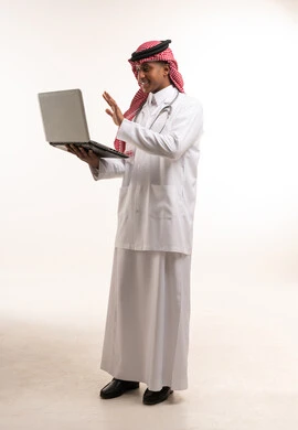 طبيب سعودي يستخدم الحاسوب المحمول للاستشارات الطبية عن بعد
