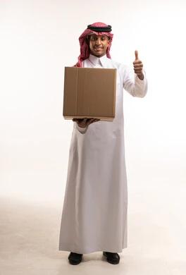 رجل سعودي يحمل صندوق شحن مع إيماءة النجاح