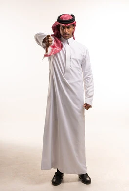 رجل سعودي بالثوب التقليدي يشير بالإبهام للأسفل