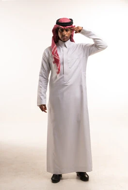 رجل سعودي بالثوب التقليدي يفكر بخلفية بيضاء