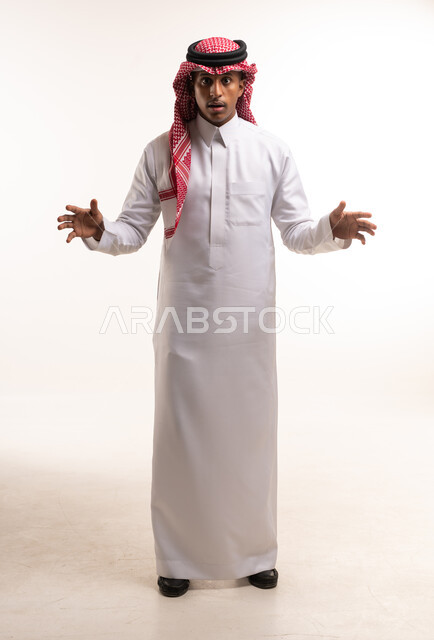 رجل سعودي بالزي التقليدي مع تعبيرات وجه مندهشة