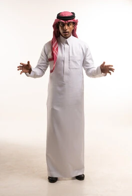 رجل سعودي بالزي التقليدي مع تعبيرات وجه مندهشة