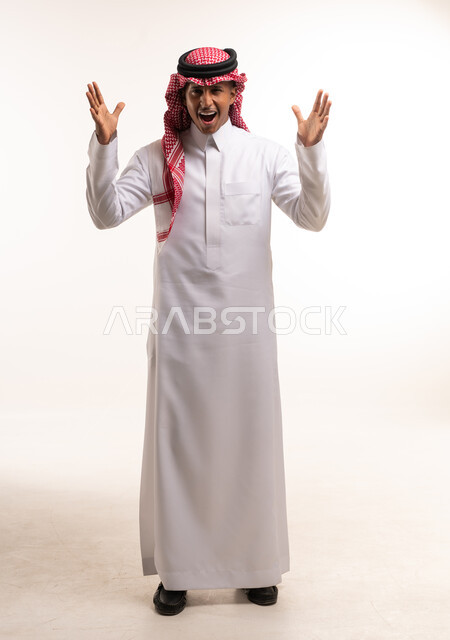 رجل سعودي بملابس تقليدية يظهر عليه علامات المفاجأة