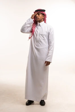 رجل سعودي بالزي التقليدي يؤدي التحية خلفية بيضاء