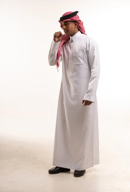 رجل سعودي يرتدي الثوب التقليدي يسعل في استوديو