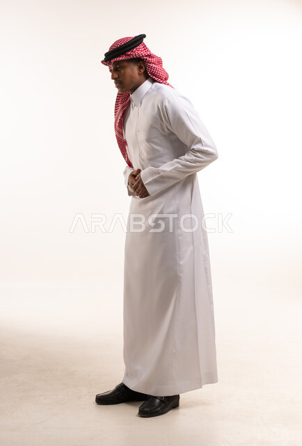 رجل أسمر يرتدي الثوب السعودي التقليدي في الاستوديو