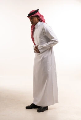 رجل أسمر يرتدي الثوب السعودي التقليدي في الاستوديو