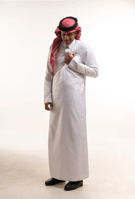 رجل سعودي بالزي التقليدي الثوب والشماغ في الاستوديو