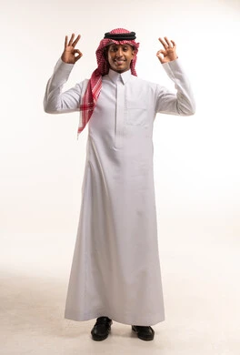 رجل سعودي بالثوب التقليدي يشير بعلامة الموافقة