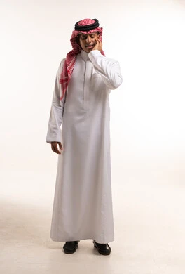 رجل سعودي بالزي التقليدي يعاني من ألم في الأسنان