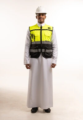 مهندس سعودي بالثوب وسترة السلامة خلفية بيضاء