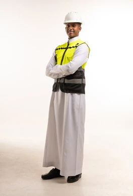 مهندس سعودي بالثوب ومعدات السلامة المهنية