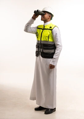 مهندس سعودي بالثوب التقليدي ينظر عبر المنظار