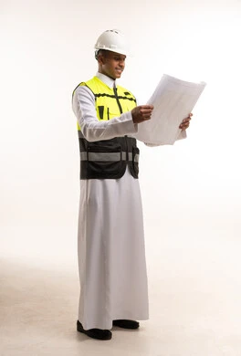 مهندس سعودي يحمل مخططات هندسية بخلفية بيضاء