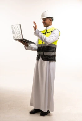 مهندس سعودي مع حاسوب محمول ومعدات السلامة