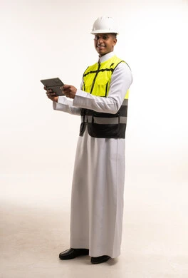 مهندس سعودي بزي السلامة يحمل جهاز لوحي
