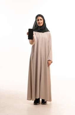 امرأة عربية بالعباءة تحمل هاتف ذكي بشاشة فارغة