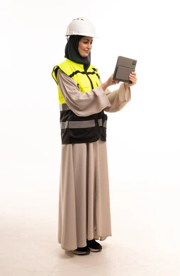 مهندسة سعودية مع جهاز لوحي بخلفية بيضاء