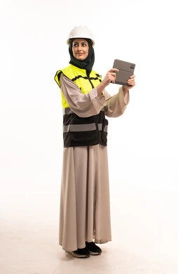 مهندسة إماراتية ترتدي سترة السلامة وتحمل جهاز لوحي