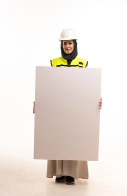 مهندسة عربية تحمل لوحة إعلانية فارغة