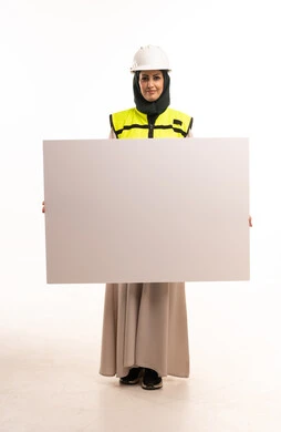 مهندسة عربية تحمل لوحة بيضاء فارغة في الاستوديو