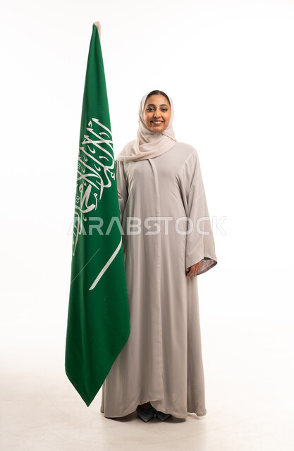امرأة سعودية مع العلم الوطني في الاستوديو