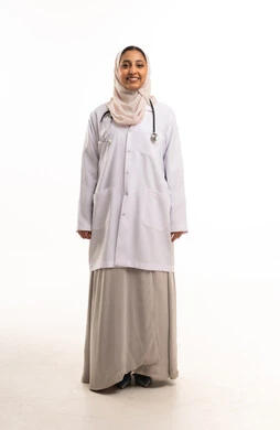 طبيبة سعودية بالمعطف الأبيض والسماعة الطبية