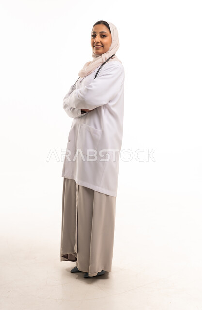 طبيبة سعودية بالمعطف الطبي الأبيض على خلفية بيضاء سادة