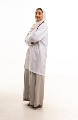 طبيبة سعودية بالمعطف الطبي الأبيض على خلفية بيضاء سادة