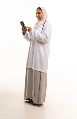 طبيبة سعودية تستخدم الهاتف الذكي على خلفية بيضاء