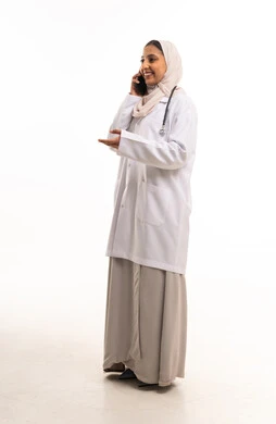 طبيبة سعودية تتحدث عبر الهاتف في الاستوديو