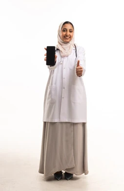 طبيبة سعودية مع هاتف ذكي وإشارة الإبهام