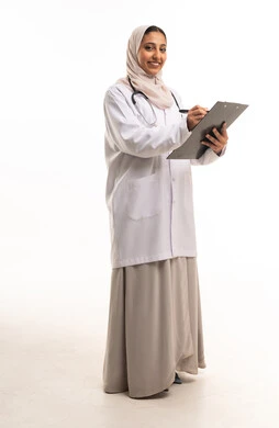 طبيبة سعودية بالمعطف الأبيض وسماعة طبية