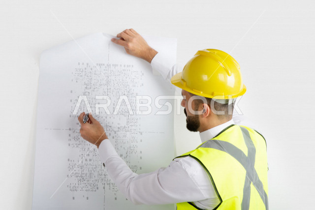 بورتريه رجل مهندس سعودي عربي ،  مهندس ماهر محترف في المخططات ، رجل مهندس خليجي ، خلفية بيضاء