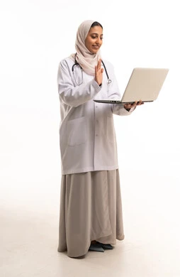 طبيبة سعودية تستخدم اللابتوب للاستشارة الطبية عن بعد