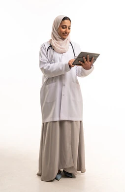 طبيبة سعودية تستخدم جهاز لوحي على خلفية بيضاء