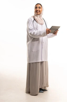 طبيبة سعودية مع جهاز لوحي رقمي على خلفية بيضاء