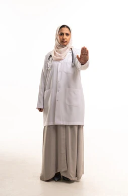 طبيبة سعودية تقوم بإشارة توقف في الاستوديو