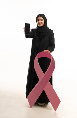 امرأة إماراتية مع الشريط الوردي وهاتف ذكي امرأة إماراتية مع الشريط الوردي وهاتف ذكي