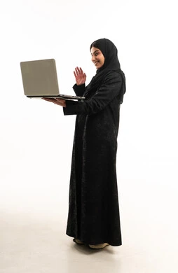 سيدة أعمال سعودية تستخدم اللابتوب لمكالمة فيديو