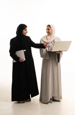 سيدات أعمال خليجيات مع لابتوب خلفية بيضاء