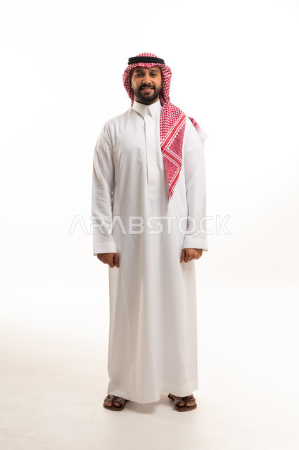 رجل سعودي بالثوب الأبيض والشماغ الأحمر في الاستوديو