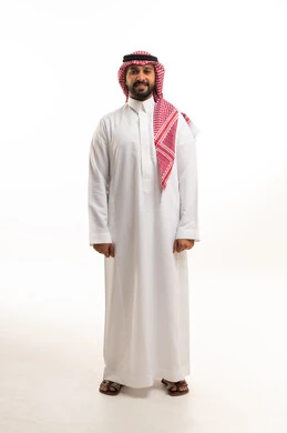 رجل سعودي بالثوب الأبيض والشماغ الأحمر في الاستوديو