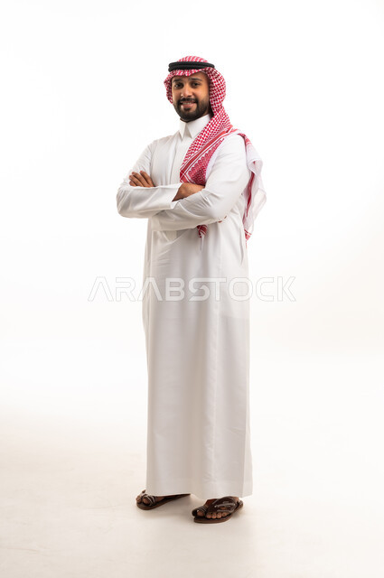 رجل سعودي بالزي التقليدي أمام خلفية بيضاء