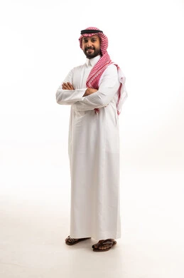 رجل سعودي بالزي التقليدي أمام خلفية بيضاء